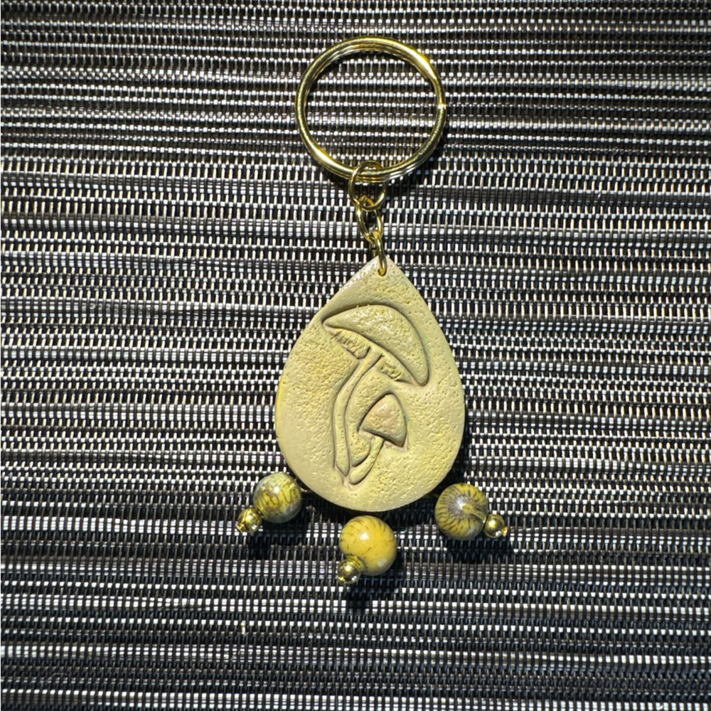 Elegant Gold Keychain with Artistic Design